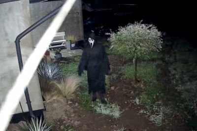 Przez okna zagląda ktoś w masce z horroru. Policja ustala kim jest osoba z nagrania