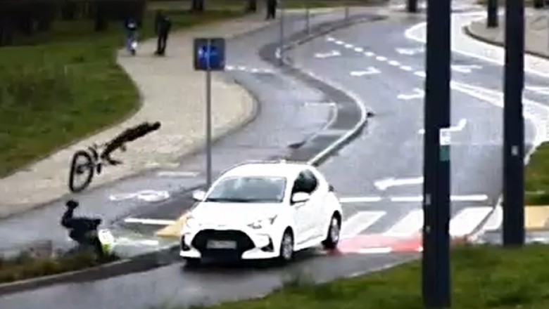 Zderzenie rowerzysty z autem. Policja ukarała rowerzystę i opublikowała nagranie