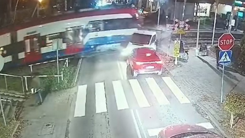 Zatrzymał się przed przejazdem i po chwili wjechał wprost pod pociąg. Nagranie z Komorowa