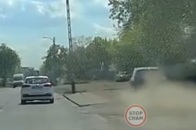 Kierowcy puściły nerwy i postanowił wyprzedzić L-kę poboczem. Nagranie z Warszawy