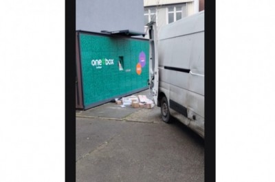 Przyłapał kuriera na rzucaniu paczkami z Allegro. Opublikował nagranie w internecie