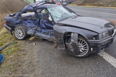 18-letni kierowca BMW spowodował wypadek trzech pojazdów. W poważnym stanie trafił do szpitala