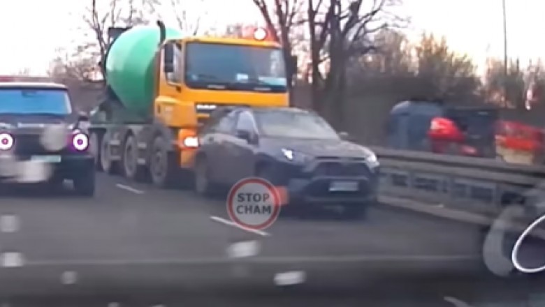 5 tys. zł mandatu i odebrane prawko. Nagranie z wyhamowania betoniarki przez kierowcę Toyoty