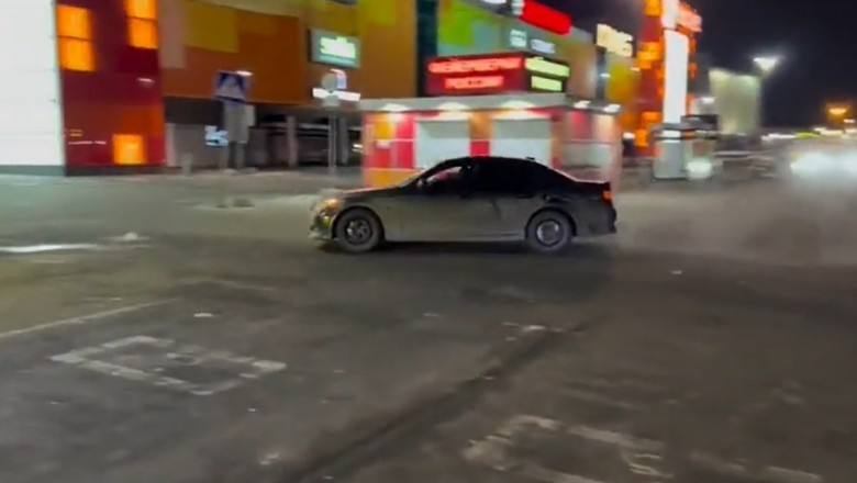 Geniusz w BMW i jego żenujący pokaz driftu na sklepowym parkingu