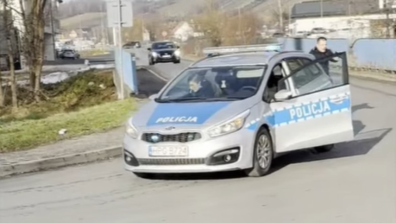 Policja opublikowała nagranie z interwencji w Myślenicach. Padły strzały w stronę nożownika