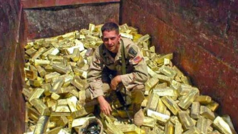 Żołnierz siedzący na stosie złota. Historia zdjęcia z Iraku, które obiegło internet