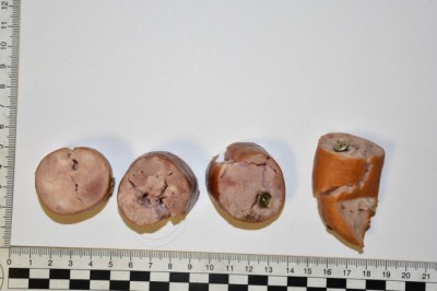 Złapano mężczyznę, który rozrzucał kiełbasę z wkrętami w Stargardzie