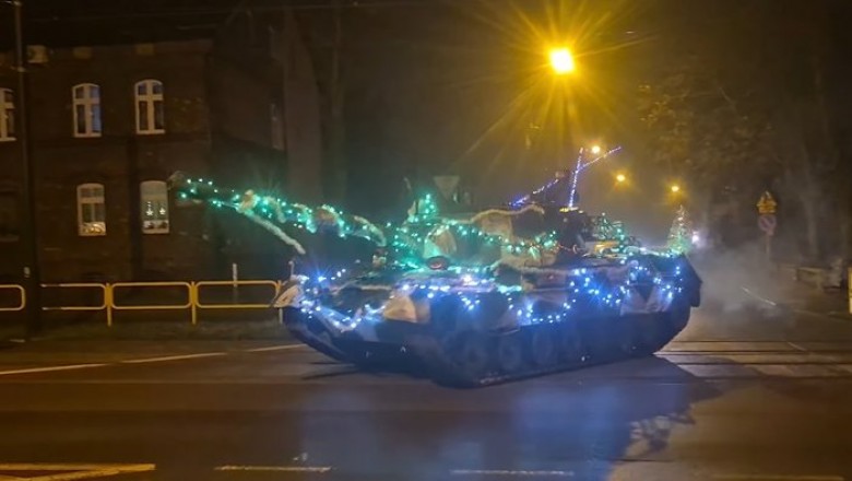 Jedziesz sobie przez Zabrze, a tam na skrzyżowaniu… świąteczny czołg!