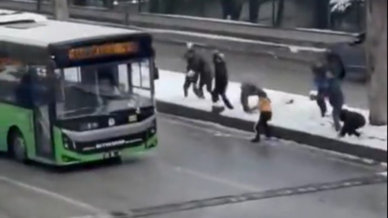 Wyluzowany kierowca miejskiego autobusu kontra banda osiedlowych dzieciaków