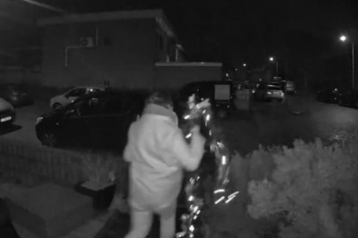 Ukradła świąteczne ozdoby z drzwi. Nie wiedziała, że nagrywa ją kamera