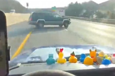 Chciał wyhamować auta skończył na zderzaku TIRa. Tak się kończy agresja drogowa