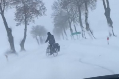Twardy zawodnik na rowerze! Jemu zamieć śnieżna w niczym nie przeszkadza