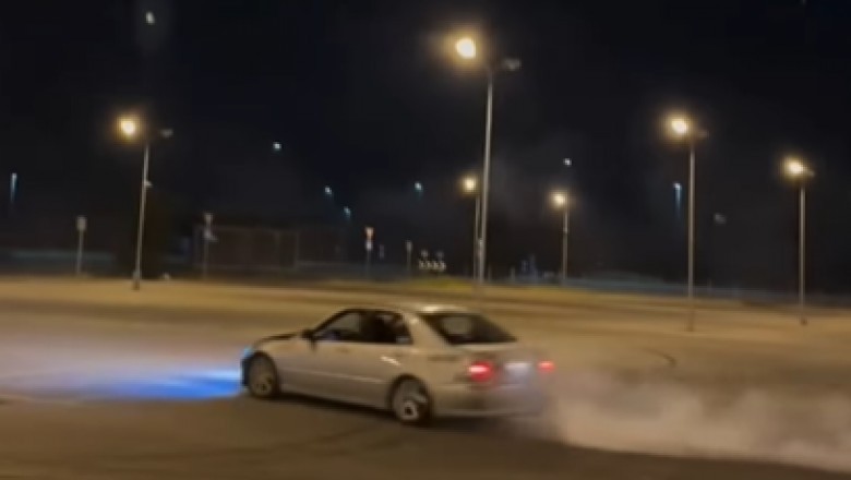 Miał być popis „driftu” na zaśnieżonym parkingu, a skończyło się wstydem