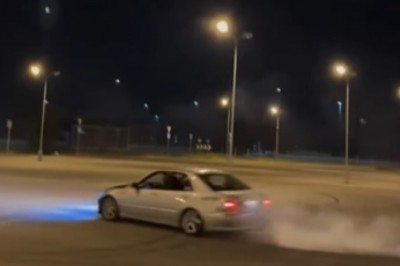 Miał być popis „driftu” na zaśnieżonym parkingu, a skończyło się wstydem
