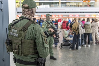 Ukrainka z napisem „BOMBA” na czole. Kosztowny „żart” na lotnisku w Warszawie