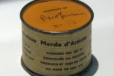 Piero Manzoni i puszki, których nikt nie chce otwierać. „Merda d’Artista” jako najbardziej bezczelna prowokacja w sztuce