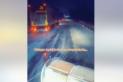 Kierowca TIR-a nie wytrzymał. Wyprzedził pługosolarkę i znaleźć się w rowie