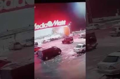 Auto wjechało do Media Markt pod Koninem. W sieci pojawiło się nagranie z monitoringu