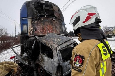 Dwa pociągi zderzyły się z osobówką, która stanęła w ogniu. Straż pożarna opublikowała zdjęcia