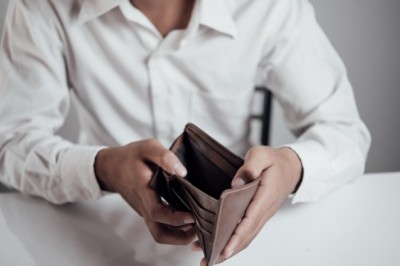 CBOS sprawdził, z czym Polacy kojarzą biedę. Zaskoczył główny powód „utknięcia”