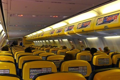 Awantura na pokładzie lotu Ryanaira Torp - Gdańsk. Pasażer wyprowadzony z samolotu, świadek udostępnił nagranie