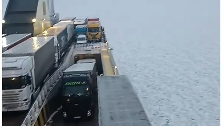 Prom utknął w lodzie na Bałtyku. Pasażer nagrał ten surrealistyczny widok