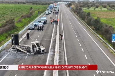 Sceny jak z filmu na autostradzie we Włoszech. Wybuchy i zbrojny napad na furgon z gotówką