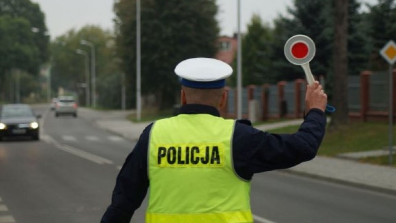 Telefon na 112 podczas kontroli drogowej w Wołominie. Dodatnie testy u policjanta i kierowcy