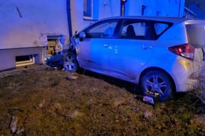 Nocna ewakuacja w Zabrzu. Pijany nastolatek wjechał w blok i uszkodził instalację gazową