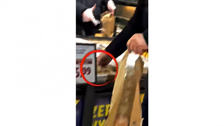 Oblizał palce i odłożył paczka. Chamskie zachowanie uwiecznione na nagraniu z Lidla