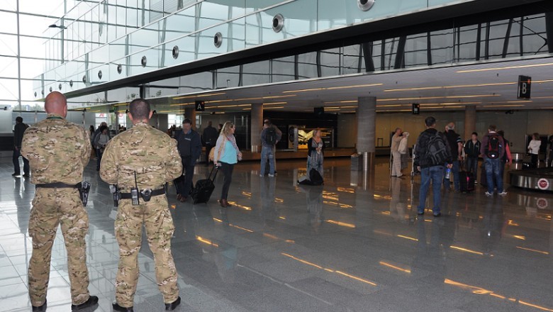 Żart o bombie na lotnisku we Wrocławiu. Zamiast urlopu - inne all inclusive: 100 dni za kratkami