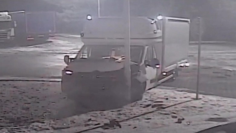 Pijany kierowca uderzył w latarnię i… zasnął w aucie na stacji paliw, wszystko zarejestrował monitoring