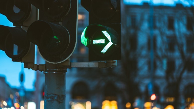 Zielona strzałka bez obowiązkowego „stopu”? Ministerstwo pracuje nad zmianą