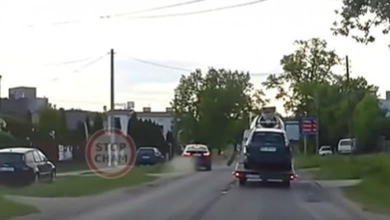 Koło ciężarówki kontra BMW. Nieudane wyprzedzanie betoniarki