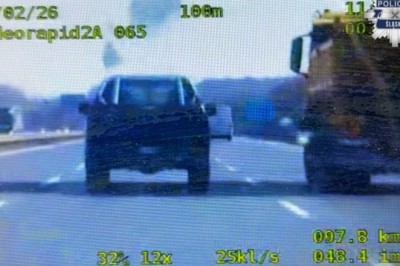 Na A4 bryła lodu spadła z dachu auta  prosto przed nieoznakowany radiowóz. Policja udostępniła nagranie