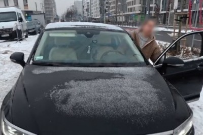 Absurdalna dyskusja kierowczyni z pieszym. Tak się spieszyła do lekarza z dzieckiem, że znalazła czas na dyskusję