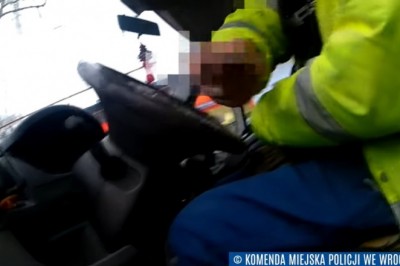 „Ma pan niepodrobiony dokument?”. Policja z Wrocławia opublikowała nagranie z kontroli ukraińskiego kierowcy