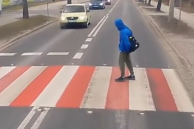 Ziomkowi na pasach chyba za mocno wjechał temat. Zaczął odstawiać cyrk na środku drogi