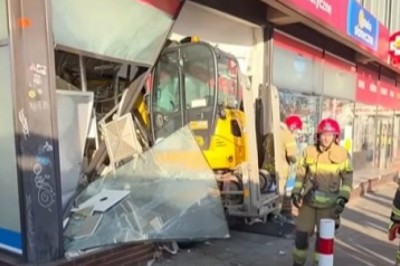 Minikoparka wjechała w aptekę w Szczecinie. Nagranie z miejsca zdarzenia
