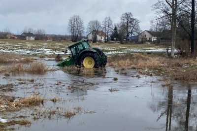 Myślał, że traktorem ucieknie przed policją, finalnie wodował w rzece