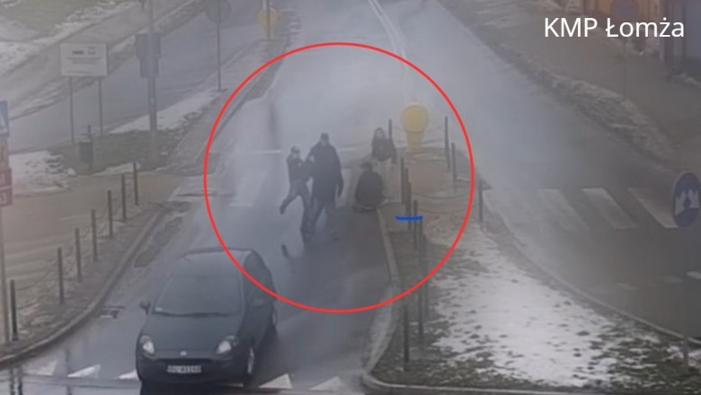 Bójka o dziewczynę na skrzyżowaniu w Łomży nagrana przez monitoring. Cztery osoby zatrzymane