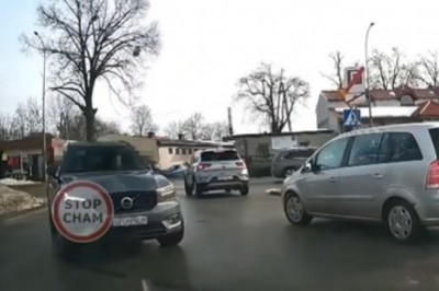 Ludzie wrzucają takie filmy do sieci i jeszcze się żalą. Sytuacja parkingowa z Pucka