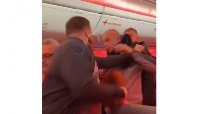 Pojawiły się kolejne nagrania z bójki grupy Brytyjczyków na pokładzie samolotu. Zachowywali się jak na ulicy, nikt nie mógł ich uspokoić