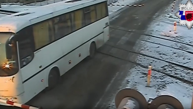 Wjechał autobusem szkolnym na przejazd przy zamykających się rogatkach. O włos od tragedii