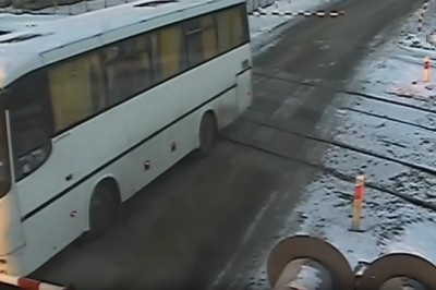 Wjechał autobusem szkolnym na przejazd przy zamykających się rogatkach. O włos od tragedii