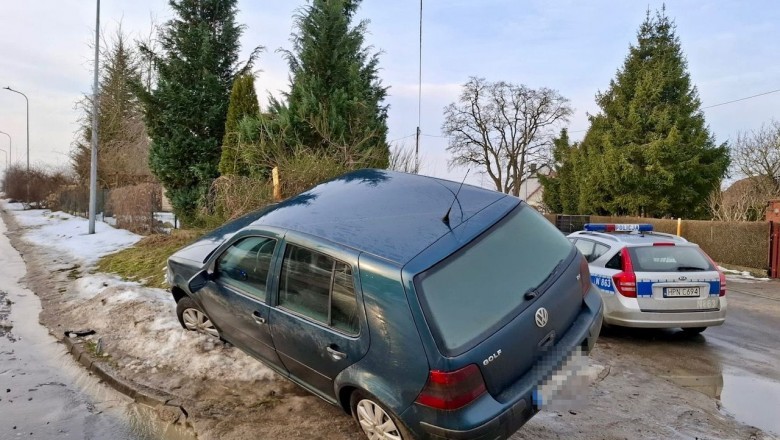 Pościg pod Słupskiem zakończony na skarpie. Kierowca uciekł pieszo, żonę i 5-letnie dziecko zostawił w samochodzie