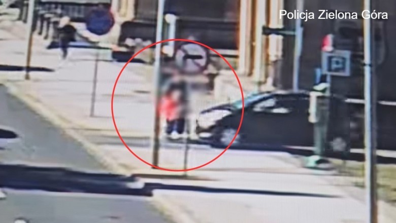 Kobieta na wózku inwalidzkim potrącona na chodniku w Zielonej Górze przez 77-latkę. Wszystko nagrał monitoring