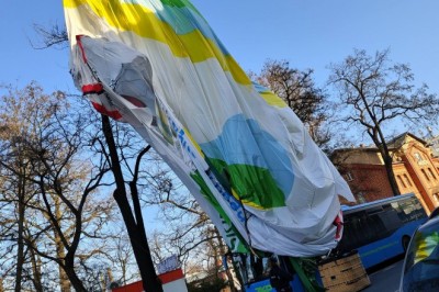 Tragiczny poranek w Zielonej Górze. Balon runął w centrum miasta, kobieta wypadła z kosza, zmarła mimo reanimacji.