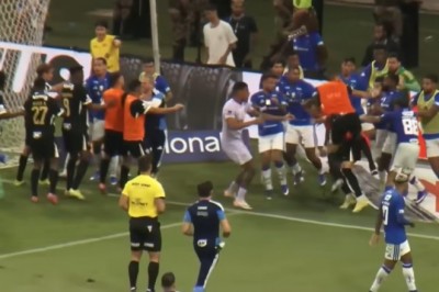 Ogromna bójka na boisku w czasie meczu. Sędzia pokazał aż 23 czerwone kartki