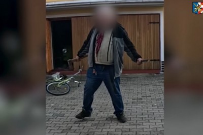 Pijany mężczyzna wyskoczył do policjantów z siekierą i nożem. Policja opublikowała nagranie